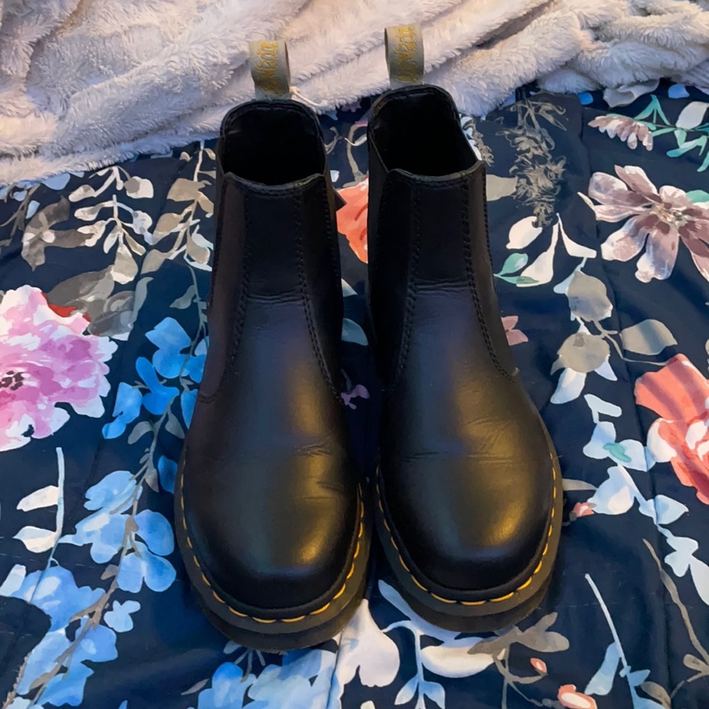 Black vegan dr martens airwair does come with tag
